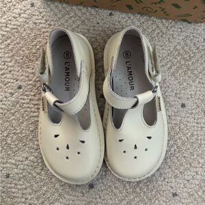 L’amour off white Mary Jane’s worm one time size 8